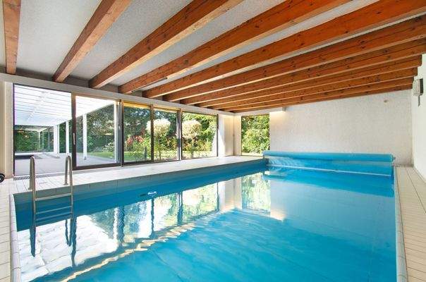 Schwimmbad mit Blick in den traumhaften Garten