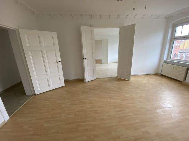 Geräumige 4- Zimmerwohnung mit Stuck, Erker sowie AR zu vermieten! Stellplätze vorhanden. - Photo 2