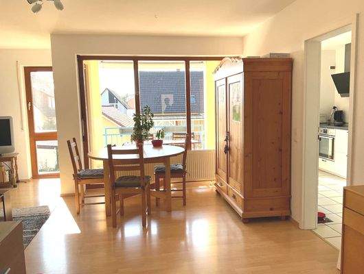 Esszimmer mit Blick auf den Balkon