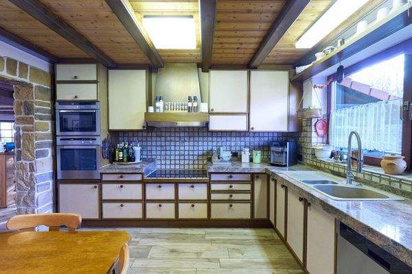 Großzügige Küche mit Essplatz