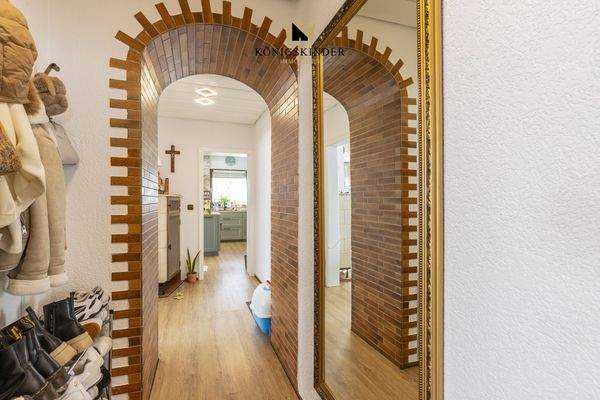 Flur - Hell und lichtdurchflutet - Platz für die Garderobe