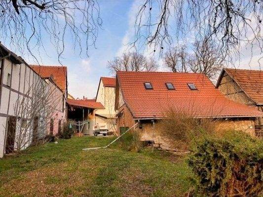 Garten mit Blick auf das Nebengebäude
