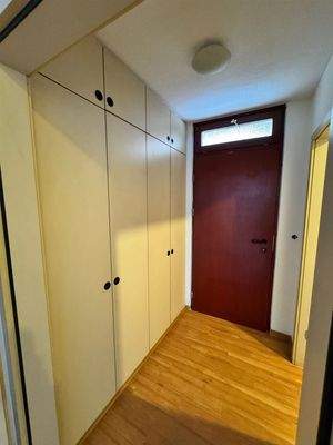 Flur mit Einbauschränken