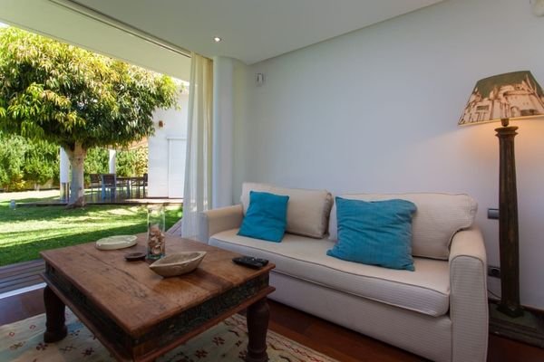 Wohnzimmer mit Zugang zur Terrasse und Pool