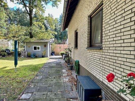 Seitliche Hausansicht mit Gartenhaus