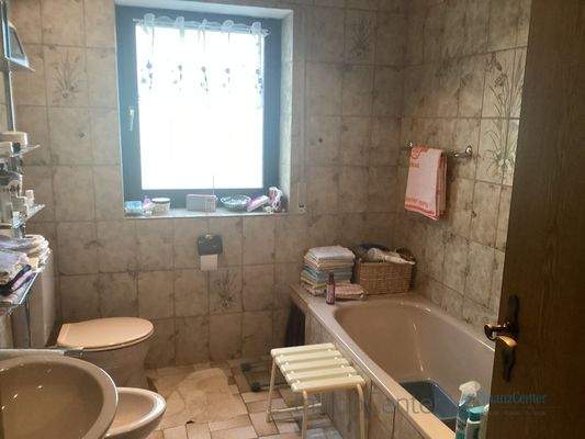 Bad mit Wanne und Dusche im Erdgeschoss