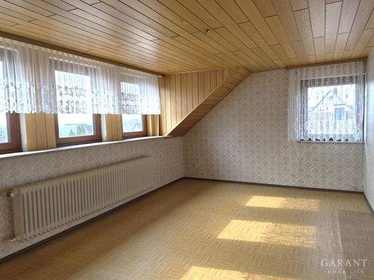 großes helles Zimmer DG