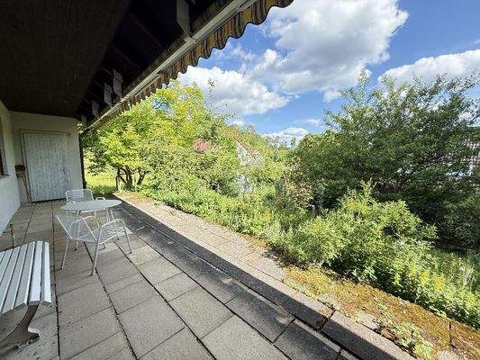 Überdachte Terrasse mit Sonnenmarkiese