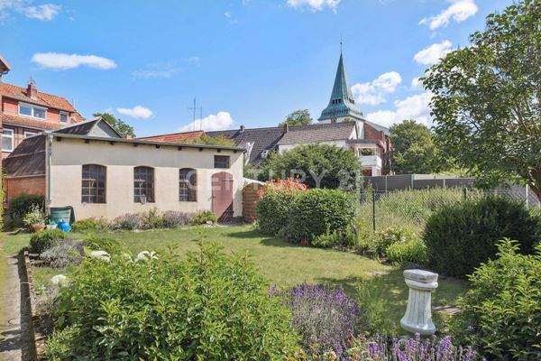 Garten + Nebengebäude