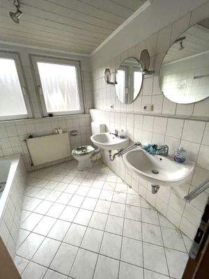 großzügiges Bad mit 2 Waschbecken