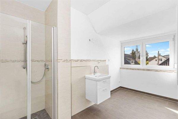 ...mit bodenebener Dusche