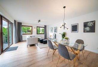 Wohnzimmer mit Zugang Terrasse