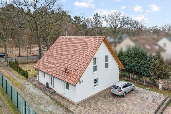 Rückseite mit Parkplätzen