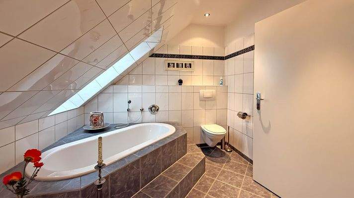 Vollbad mit separater Dusche