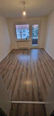 Ansicht Wohnzimmer mit Balkonzugang