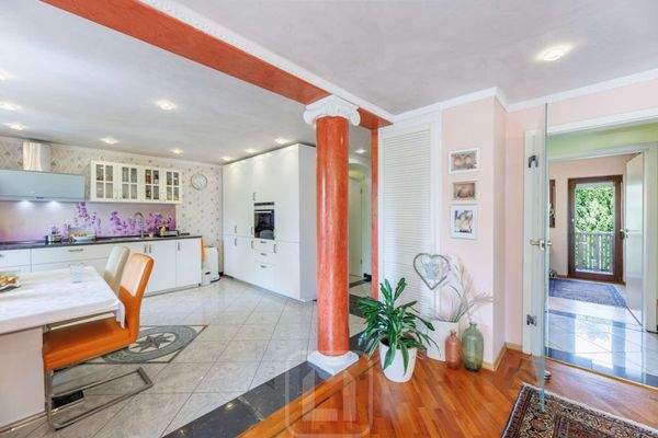 Blick vom Wohnzimmer zur Küche