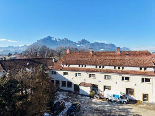 Wohn- und Geschäftshaus auf großem Grundstück