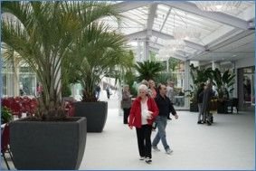 Shopping Mall Innenansicht.jpg