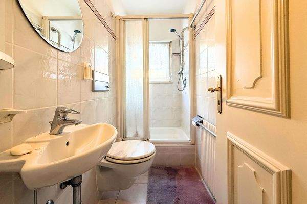 Bad Nr. 2 mit Dusche, Toilette und Fenster