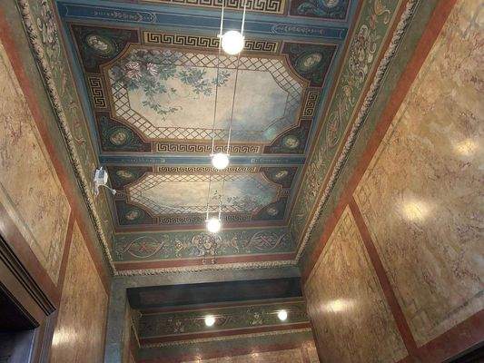 Hausflur kunstvoll gestaltet