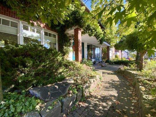 gepflegter Vorgarten mit Zuwegung