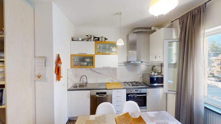 Meran-Merano-Dreizimmerwohnung-trilocale-Balkon-balcone-Keller-cantina-zentral-saniert-ristrutturato-Bonus 110-Böden-pavimenti-Fenster-finestre