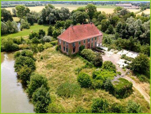 Herrenhaus mit Gräftenanlage