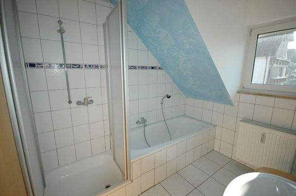Mit Dusche und Badewanne