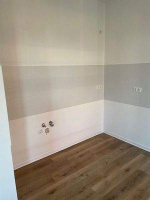 offene Küche mit Fliesenspiegel