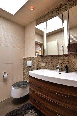 Bad mit Waschtisch und Toilette 