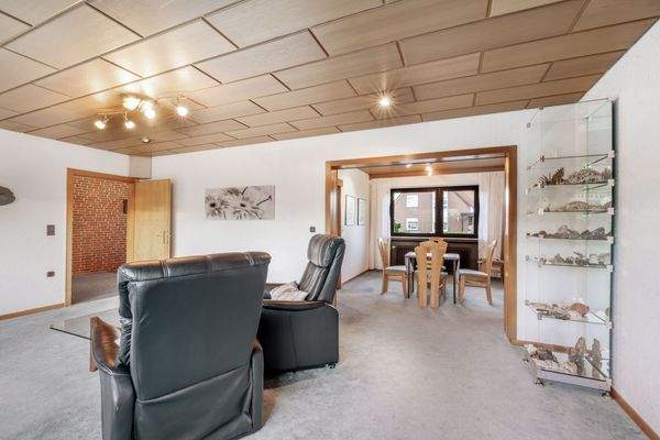 Wohnzimmer mit Blick zum offenen Essbereich