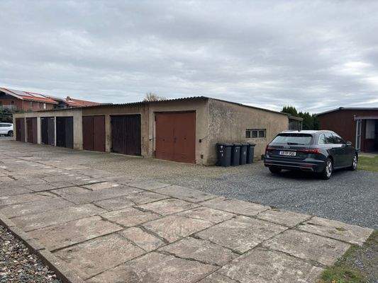 Eigener Stellplatz hinter dem Haus