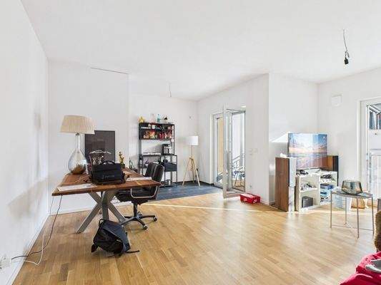 CAM04305G0-PR0029-STILL009