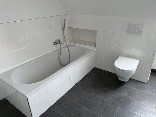 Sehr schönes Tageslichtbad mit Badewanne