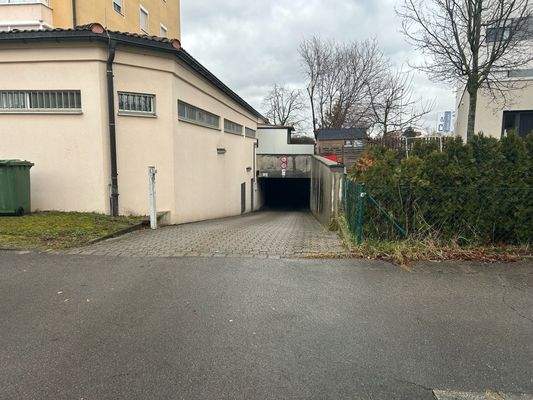 Tiefgarageneinfahrt