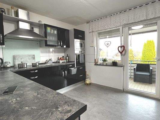 Küche mit Zugang zum Balkon