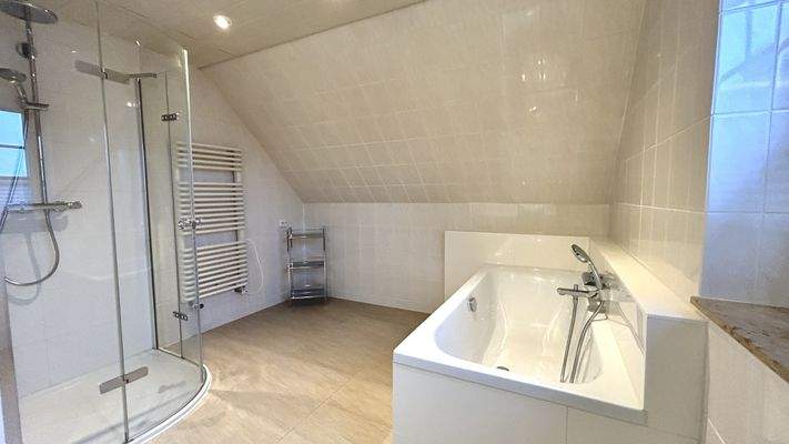 Modernes Badezimmer mit Dusche u. Wanne