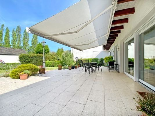 Großer Terrassenbereich vom Bungalow  im Sommer