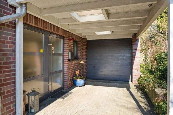 Hauseingang und Garage