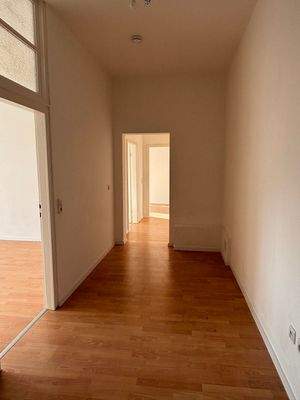 Blick in den Flurbereich mit großer Abstellmöglichkeit