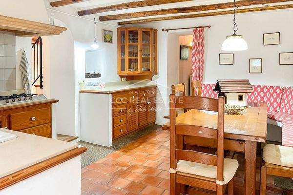 Einbauküche mit Essbereich