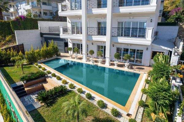 5-Bedroom Triplex House with Pool in Alanya Antalya