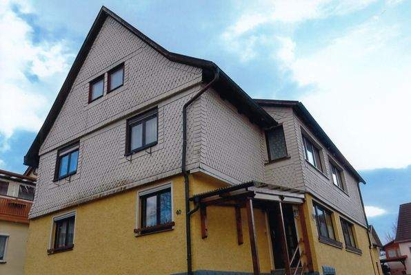 Seitenansicht mit Hauseingang