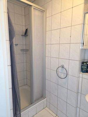 Badezimmer mit Dusche Bild 2 1. Stock.jpg