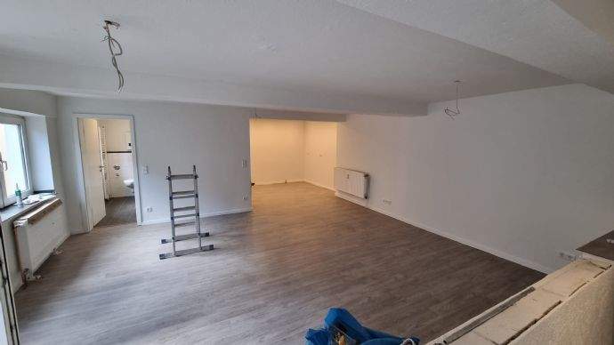 Wohnzimmer mit Küche und Eingang Badezimmer