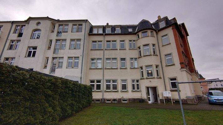 Blick aus dem Garten zum Hauseingang