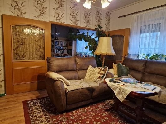 Wohnzimmer mit Zugang zum Speisezimmer