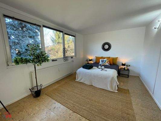 Schlafzimmer mit großer Fensterfront