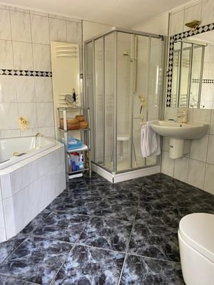 Badezimmer EG links
