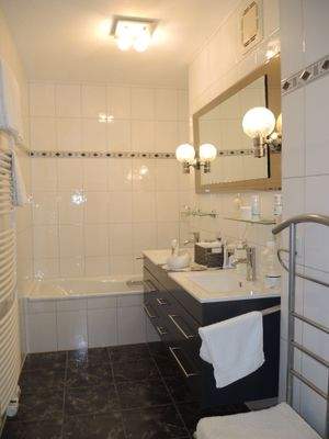 Badzimmer mit Wanne